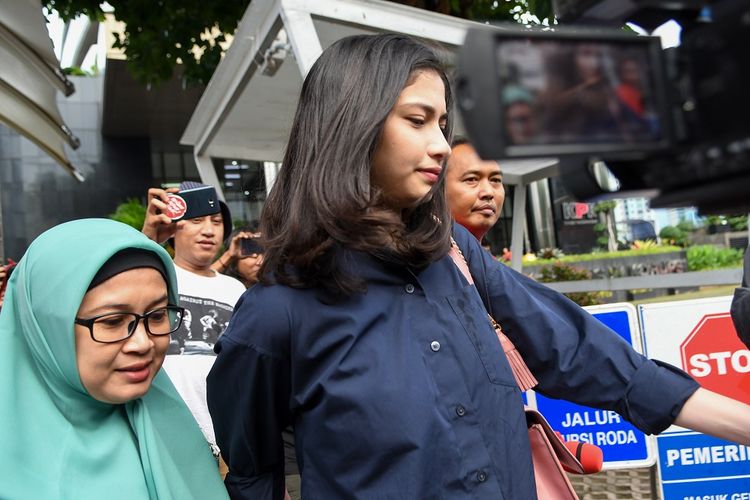 Artis Faye Nicole Jones (kedua kiri) berjalan meninggalkan ruangan usai menjalani pemeriksaan di gedung KPK, jakarta, Jumat (24/01/2020). KPK melakukan pemeriksaan terhadap Faye Nichole Jones sebagai saksi dari tersangka Tubagus Chaeri Wardana alias Wawan terkait kasus suap pemberian fasilitas dan perizinan keluar di Lapas 1 Sukamiskin. ANTARA FOTO/M Risyal Hidayat/ama.