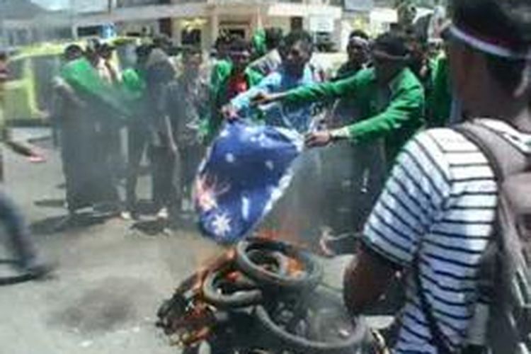 Kecam penyadapan terhadap presiden Susilo Bambang Yudhoyono, Mahasiswa di Ambon membakar bendera Australia di Jalan Sultan Khairun Ambon Rabu (27/11/2013) 