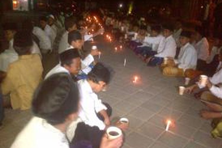 Ratusan santri dan warga di Kabupaten Malang, Jawa Timur, menggelar syukuran minum kopi bersama setelah pelantikan presiden baru Jokowi, Senin (20/10/2014).
