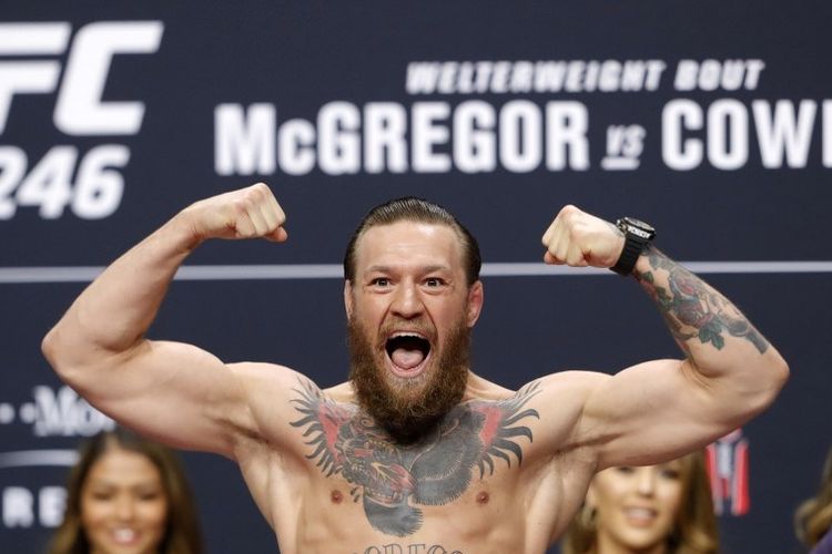 Bintang UFC asal Irlandia, Conor McGregor, berpose pada sesi konferensi pers jelang UFC 246. McGregor akan menghadapi Donald Cerrone pada 19 Januari 2020 pagi WIB.