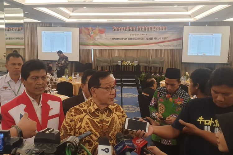 Akba Tandjung usai sarasehan kebangsaan Membangun SDM Unggul Menuju Indonesia Maju di Century Hotel, Jakarta, Sabtu (19/10) siang.