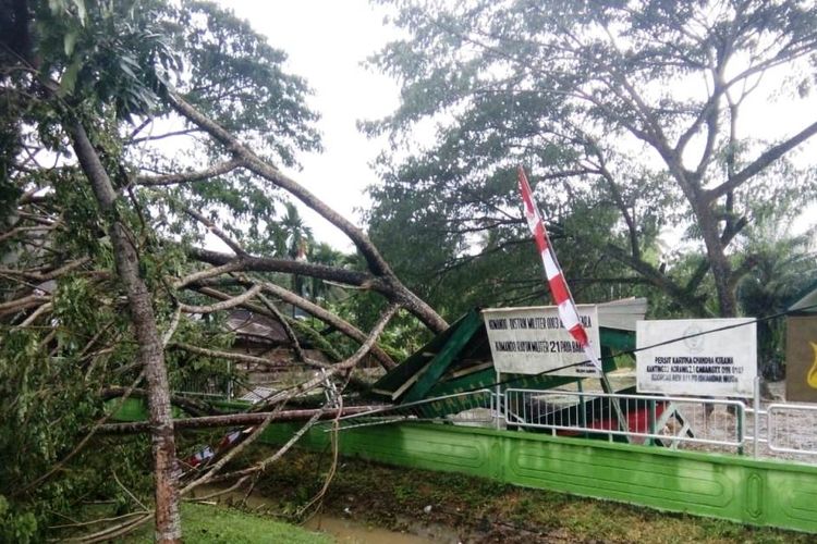 Puting beliung mengakibatkan pohon tumbang dan merusak satu bangunan dan pagar Koramil Paya Bakong, Aceh Utara, Sabtu (3/8/2019)