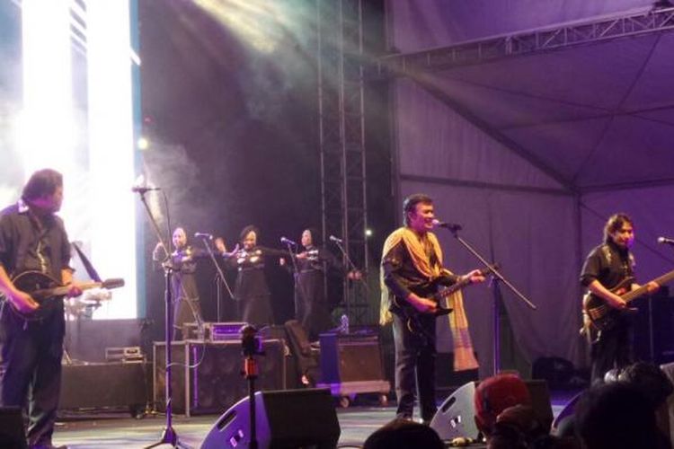 Rhoma Irama dan Soneta Grup tampil dalam festival musik Synchronize Fest 2016, yang digelar di Gambir Expo, JIExpo Kemayoran, Jakarta Pusat, Sabtu (29/10/2016) malam.