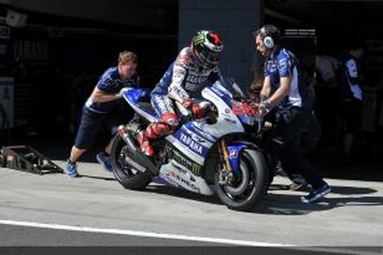 Pebalap Yamaha Factory Racing asal Spanyol Jorge Lorenzo meninggalkan pit pada hari kedua uji coba di Sirkuit Phillip Island, Selasa (4/3/2014).