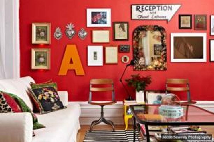 Dinding berwarna merah cocok dimanfaatkan sebagai latar koleksi berbagai karya seni. Karya-karya seni ini juga bisa meredam warna merah hingga tidak membuatnya terlalu berlebihan.