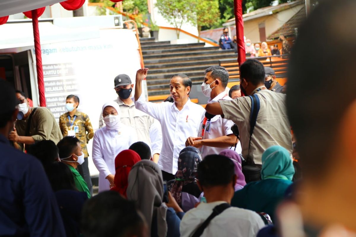 Presiden Joko Widodo memantau penyaluran subsidi gaji di Balikpapan, Kalimantan Timur, didampingi Menteri Ketenagakerjaan (Menaker), Ida Fauziyah, Selasa (25/10/2022).