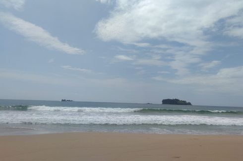 Menikmati Suasana Khas Pantai Kuala Dhoe