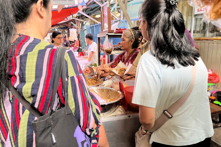 Mie Baskom Mak Atun Glodok