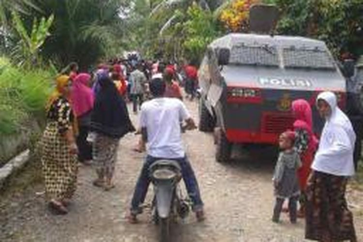 Warga memadati rumah almarhum Ridwan di Desa Pulo Meuria, Geureudong Pase, Aceh Utara, Jumat (21/8/2015)

