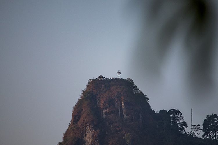 Puncak Suroloyo Dilihat dari Jarak Sekitar 1,48 Kilometer di Punthuk Mongkrong Magelang.