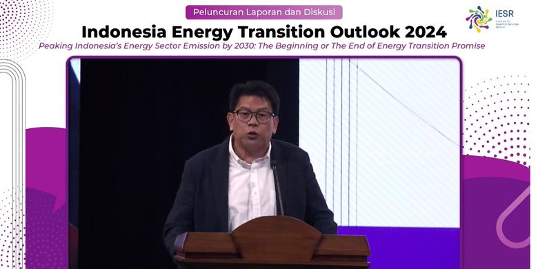 Tangkapan layar video yang menampilkan Direktur Eksekutif Institute for Essential Services Reform (IESR) Fabby Tumiwa menyampaikan pidato dalam peluncuran laporan Indonesia Energy Transition Outlook (IETO) 2024 yang diikuti secara daring pada Jumat (15/12/2023).