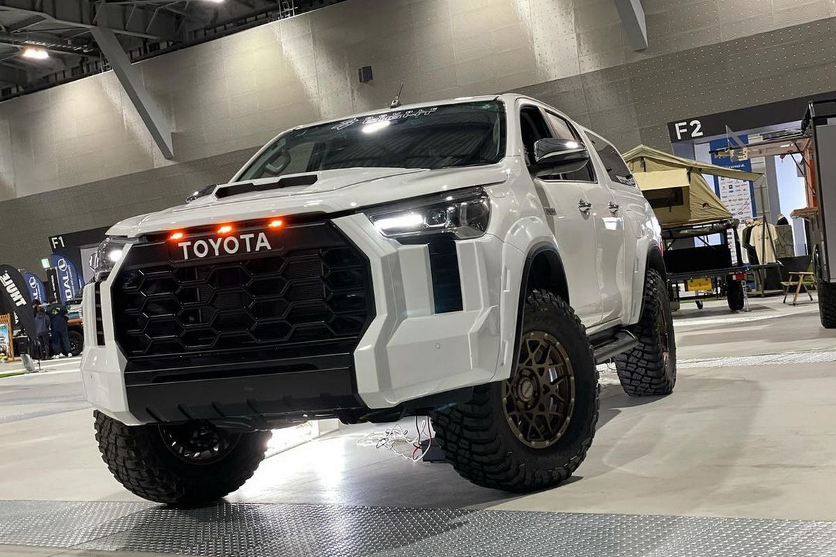 Modifikasi Hilux dengan body kit bergaya Tundra buatan GMG Double Eight Jepang