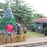Warga Palopo Kompak Hadirkan Cahaya Natal dengan Pohon Daur Ulang di Sepanjang Jalan