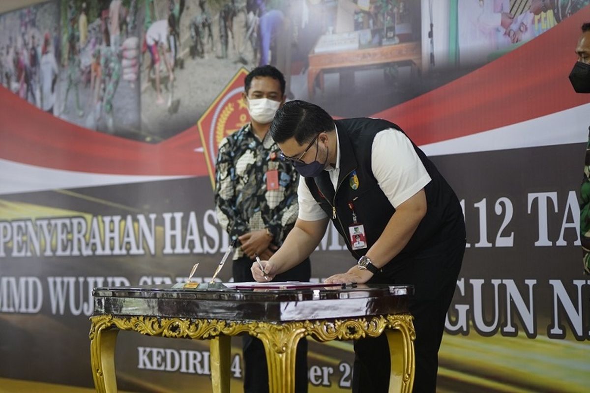 Bupati Kediri Hanindhito Himawan Pramana secara resmi menutup program TMMD ke-112 yang telah selesai. 