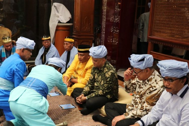 Para pemangku adat Gorontalo (bate) dan pemimpin negeri (tauwa lo lipu) dalam prosesi pemberian garai atau gelar adat pascamangkatnya BJ Habibie di kediamannya di Patra Kuningan, Jakarta, Senin (28/10/2019).