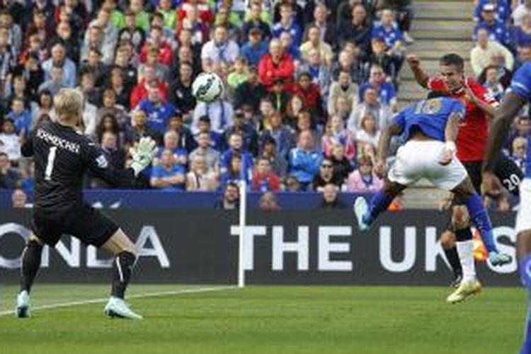 Penyerang Manchester United, Robin van Persie (kanan), menyundul bola masuk gawang Leicester City, pada menit ke-13, pertandingan Premier League, di King Power Stadium, Minggu (21/9/2014).