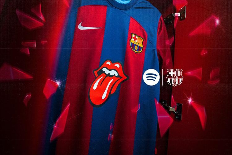 Logo ikonik milik band rock legendaris The Rolling Stones bakal tampil di jersey Barcelona untuk laga El Clasico melawan Real Madrid di Stadion Olímpic Lluis Companys pada Sabtu (28/10/2023) mendatang. (Sumber foto: Twitter.com/FCBarcelona_es)