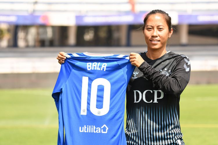 Pesepak bola wanita asal India, Ngangom Bala Devi, saat diperkenalkan sebagai pemain baru Glasgow Rangers Womens FC.