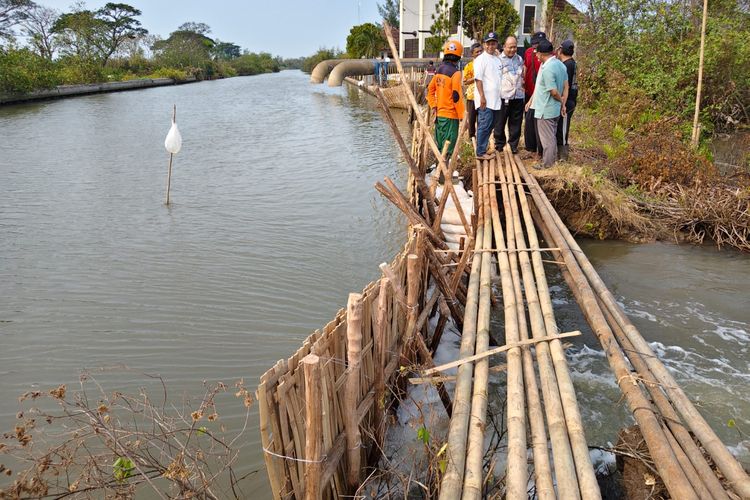 Alasan Tanggul Sungai Silempeng Pekalongan yang Jebol Ditangani Pakai Karung Tanah