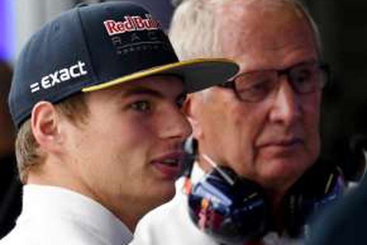 Pebalap Red Bull Racing asal Belanda, Max Verstappen (kiri), berbicara dengan mekaniknya saat sesi latihan ketiga GP Jepang di Sirkuit Suzuka, Sabtu (8/10/2016).