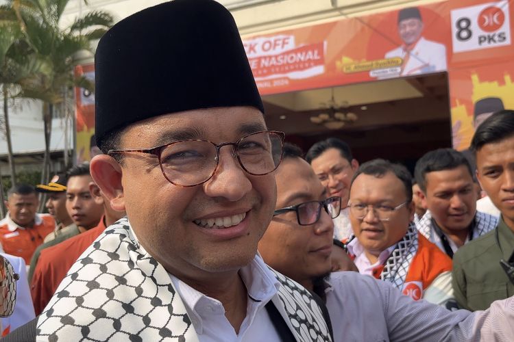 Calon presiden nomor urut 1 Anies Baswedan saat ditemui di Hotel Bumi Wiyata, Depok, Jawa Barat, Minggu (26/11/2023).