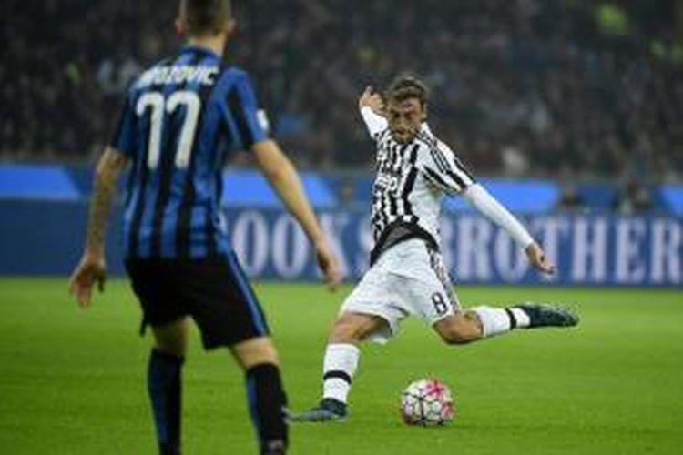 Gelandang Juventus, Claudio Marchisio, mencoba melepaskan tendangan saat tampil pada laga Serie A kontra Inter Milan di Stadion Giuseppe Meazza, Minggu (18/10/2015).