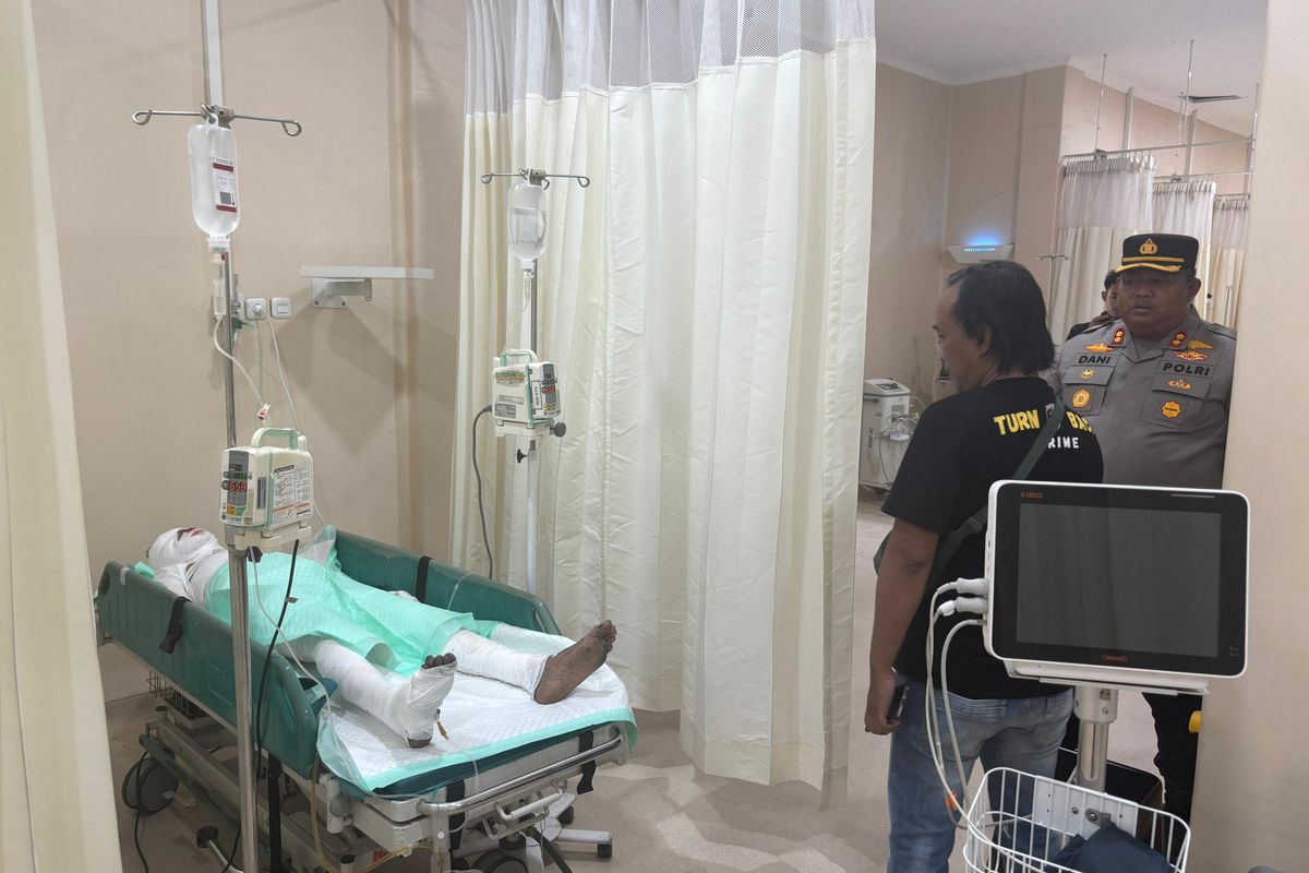 MM, korban ledakan bondet sekaligus diduga sebagai pemilik bondet sedang menjalani perawatan di RSUD R. Soedarsono Kota Pasuruan dengan kondisi luka bakar dan pergelangan tangan putus, Rabu (20/08/2025) 