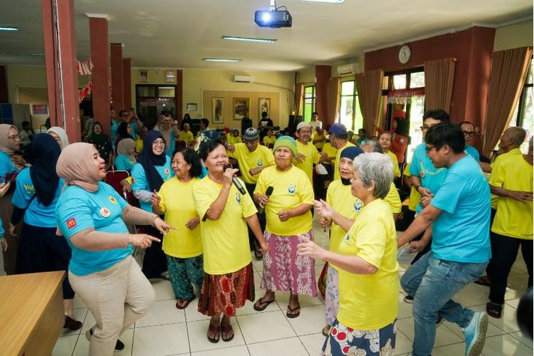 Momen hangat karyawan McDonald's Indonesia bersama para lansia di Panti Sosial Tresna Werdha Budi Mulia 3 Jakarta, yang diisi dengan bernyanyi hingga menari bersama.