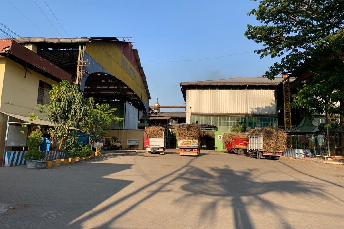 Hasil olah tempat kejadian perkara, Polres Madiun menemukan jasad seorang pegawai tewas terjepit mesin penggiling tebu milik PG Pagotan Madiun. Nampak truk mengangkut tebu sementara antri di lokasi penggilingan tebu milik PG Pagotan Madiun, Senin (4/9/2023).