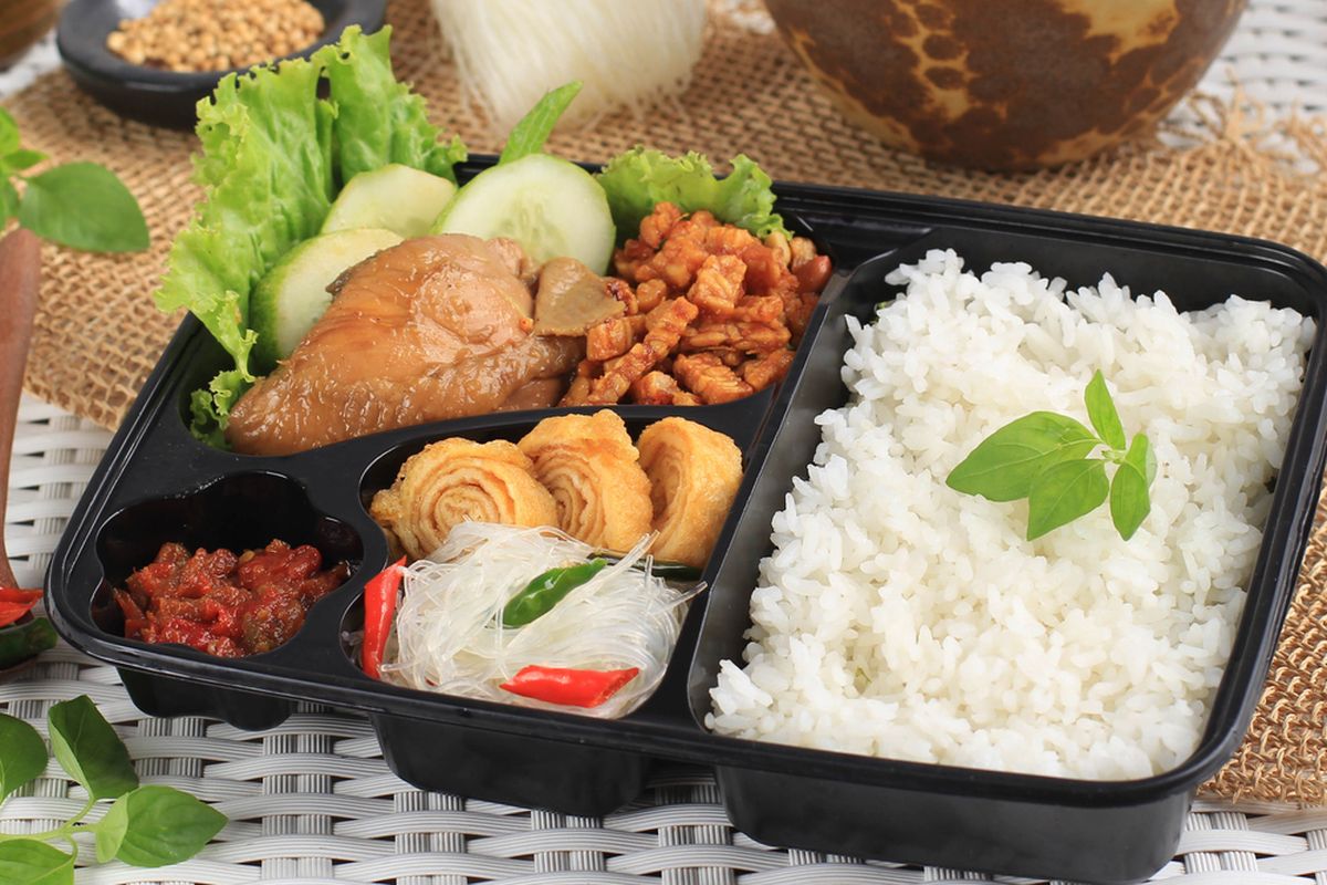 Ilustrasi nasi kotak lengkap dari nasi, lauk, sampai kerupuk. 