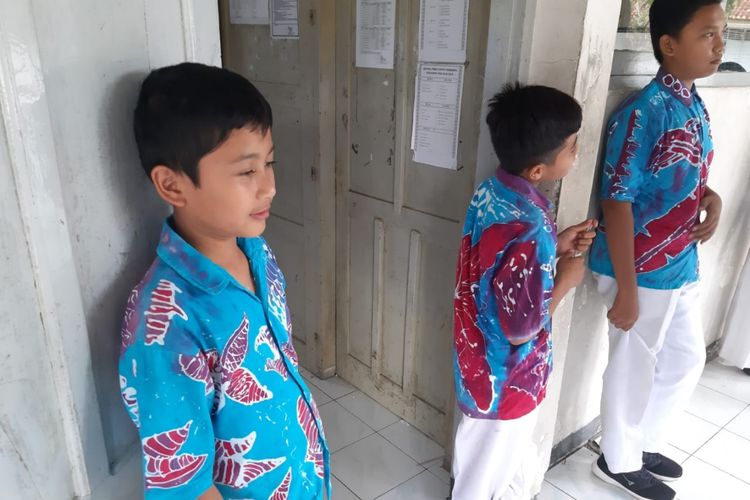 Siswa SMP 3 Playen, Gunungkidul, mengenakan pakaian batik karyanya sendiri, Rabu (10/4/2019). 