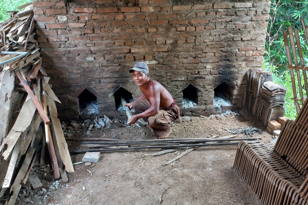 Tempat pembakaran genting yang oleh masyarakat Desa Manyaran, Kecamatan Banyakan, Kabupaten Kediri,Jawa Timur, disebut jubung.