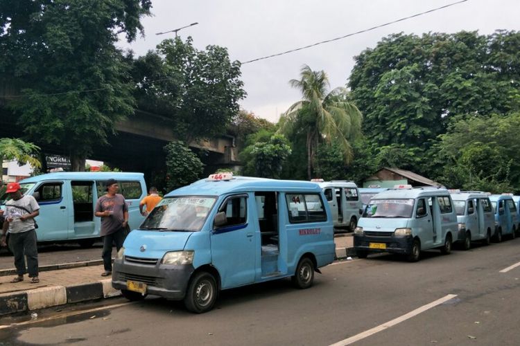 Sopir angkot M44 jurusan Kampung Melayu-Karet Kuningan memarkir kendaraan mereka di dekat kolong Flyover Tebet seusai melakukan aksi demo di Jalan KH Abdullah Syafei, Jakarta Selatan, Senin (12/2/2018). Mereka protes karena banyaknya transjakarta rute Kampung Melayu-Tanah Abang yang beroperasi.