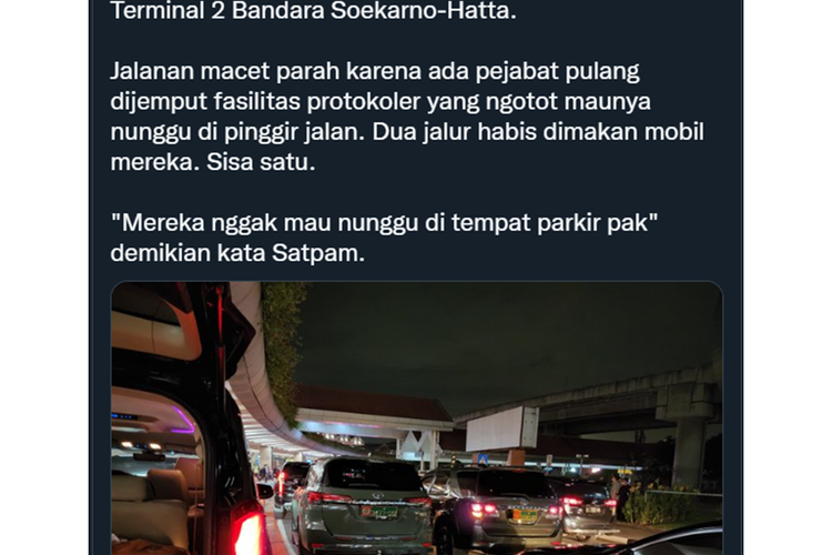 Tangkapan layar sebuah twit soal kemacetan parah yang diduga terjadi di Bandara Soekarno-Hatta, Kota Tangerang, yang diunggah Minggu (8/5/2022).