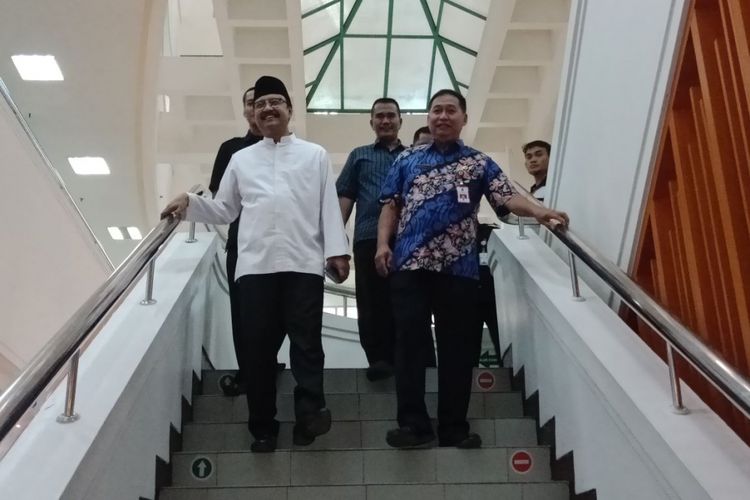 Gus Ipul keluar dari ruang tes psikiater di RSU dr Soetomo Surabaya.