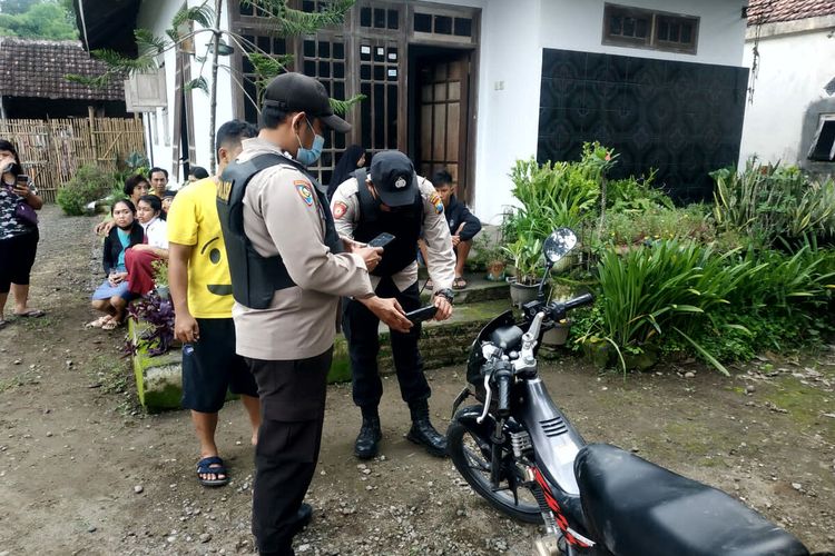 Polisi mengamankan sepeda motor yang ditinggalkan p laku penjambretan perhiasan, Selasa (23/11/2021)