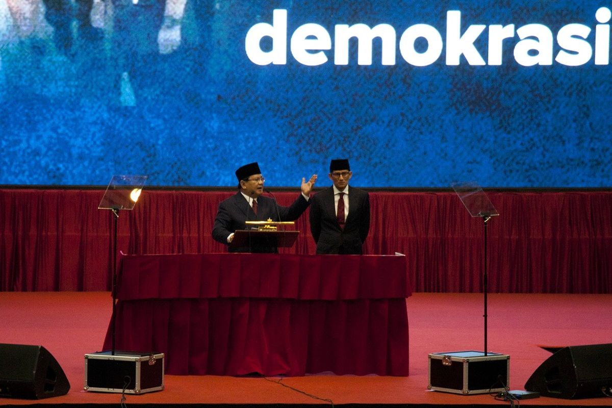 Calon Presiden nomor urut 02 Prabowo Subianto (kiri) didampingi calon Wakil Presiden Sandiaga Uno (kanan) menyampaikan pidato kebangsaan di Jakarta Convention Center, Jakarta, Senin (14/1/2019). Prabowo-Sandiaga menyampaikan pidato kebangsaan dengan tema Indonesia Menang yang merupakan tagline visi dan misinya. ANTARA FOTO/Galih Pradipta/ama