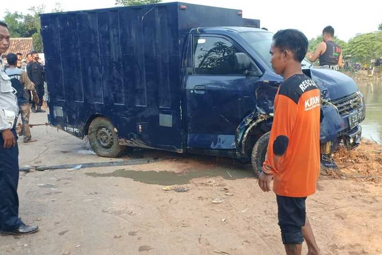 Mobil pengangkut uang kecebur ke irigasi Bendung Tarum Timur (BT) 15, Desa Pucung, Kecamatan Kotabaru, Kabupaten Karawang, Jawa Barat berhasil dievakuasi, Senin (27/6/2022).