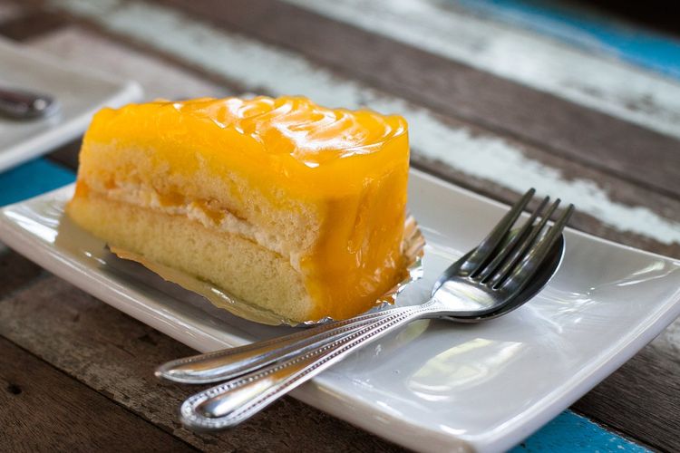 ilustrasi mango mousse cake.