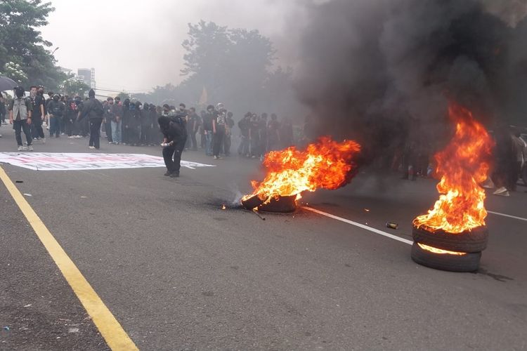 Mahasiswa Unpak Demo di Tugu Kujang Bogor, Suarakan Lima Tuntutan