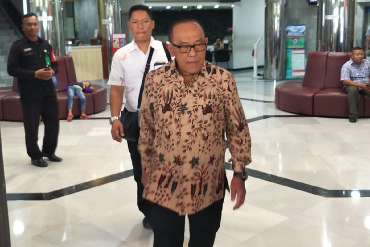 Ketua Dewan Pembina Partai Golkar Aburizal Bakrie usai menjenguk Menteri Koordinator Bidang Politik, Hukum, dan Keamanan Wiranto di Rumah Sakit Pusat Angkatan Darat (RSPAD) Gatot Subroto, Jakarta Pusat, Minggu (13/10/2019).