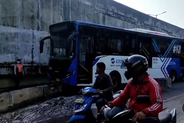 Suasana saat bus Transjakarta menabrak separator jalan di Jalan Ciledug Raya, Petukangan Utara, Pesanggrahan, Jakarta Selatan, pada Minggu (13/2/2022) pagi.