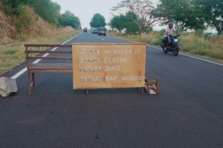 Foto : Warga pemilik lahan di Kelurahan Weri, Larantuka, Kabupaten Flores Timur, NTT, melakukan aksi penutupan akses jalan menuju bandara Gewayan Tanah, Watowiti, Senin (7/72021). 