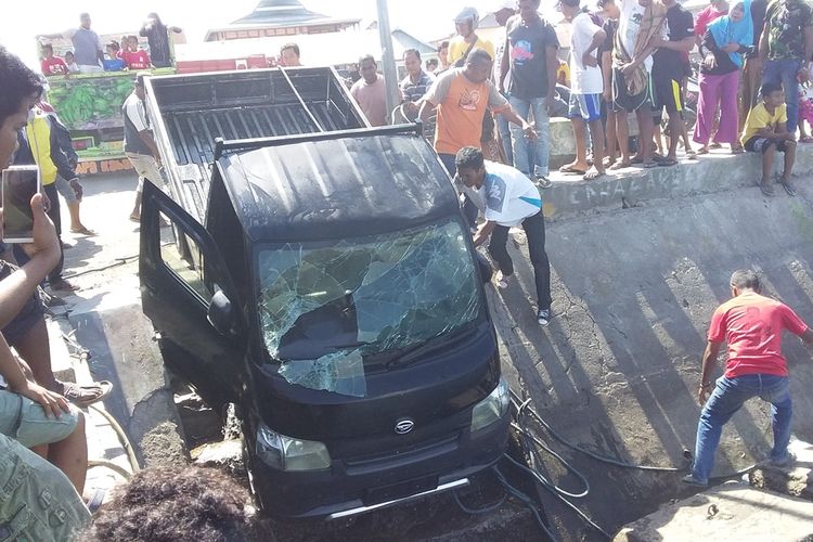 Foto : Proses evakuasi mobil pick up dari air laut di pelabuhan Wuring, Maumere, Kabupaten Sikka, NTT, Sabtu (24/8/2019).