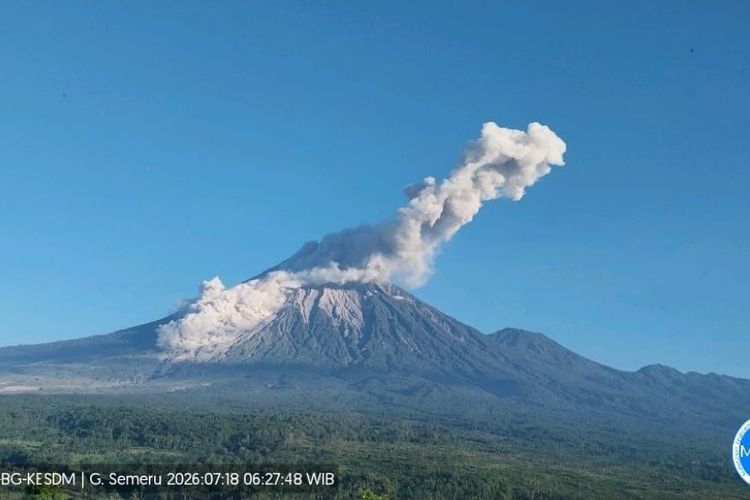 Gunung Semeru Luncurkan Awan Panas Sejauh 3,5 Kilometer