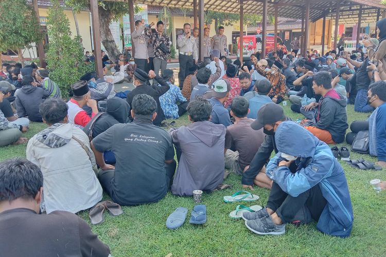 Para simpatisan anak kiai Jombang yang menjadi tersangka pencabulan ditempatkan di lapangan Mapolres Jombang, Jawa Timur, Jumat (8/7/2022). Setelah menjalani pemeriksaan, ratusan MSA tersebut dipulangkan dari kantor polisi.