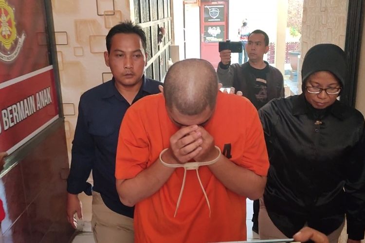 Kasat Reskrim Polresta Cirebon Kompol Anton bersama jajaran menunjukkan pelaku dan barang bukti kasus pemuda perkosa anak 11 tahun yang kenal di MICHAT, hingga trauma, Selasa (18/7/2023)