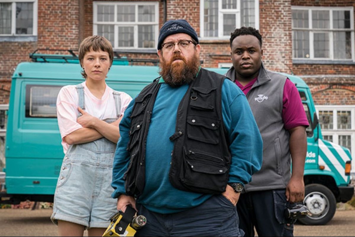 Nick Frost, Samson Kayo, dan Emma DArcy dalam serial komedi supernatural Truth Seekers (2020).