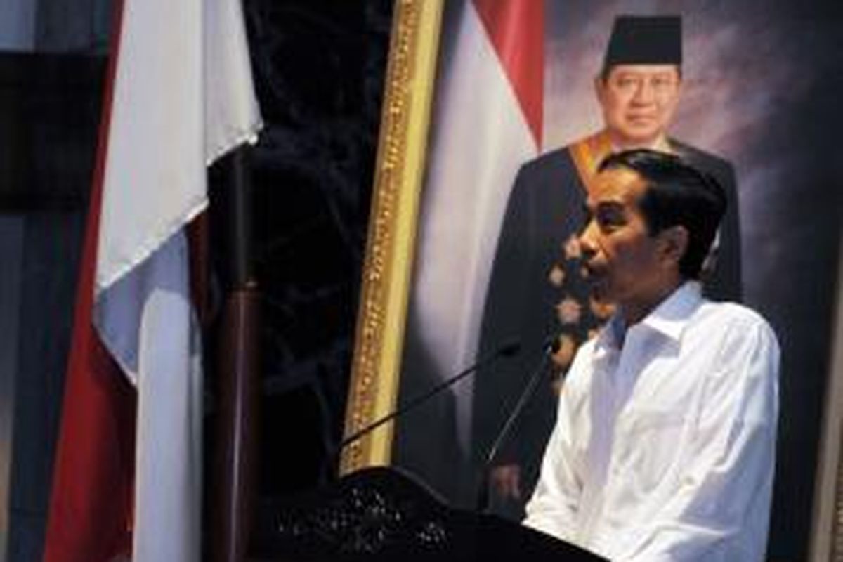 Gubernur DKI Jakarta Joko Widodo alias Jokowi saat membuka Musyawarah Rencana Pembangunan (Musrenbang) 2014 di Balai Agung, Balaikota, Jakarta Pusat, Selasa (25/3/2014). Jokowi memaparkan beberapa program yang tengah dijalankan, mulai dari pengelolaan limbah yang belum maksimal hingga permasalahan Mass Rapid Transit (MRT). WARTA KOTA/ANGGA BHAGYA NUGRAHA