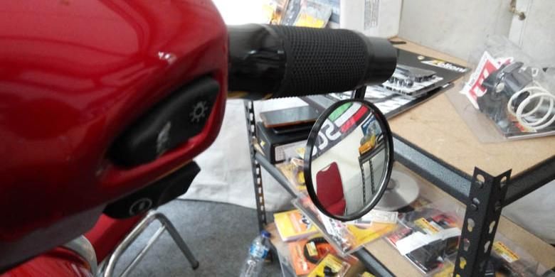 Kaca spion scooter bernuansa sport